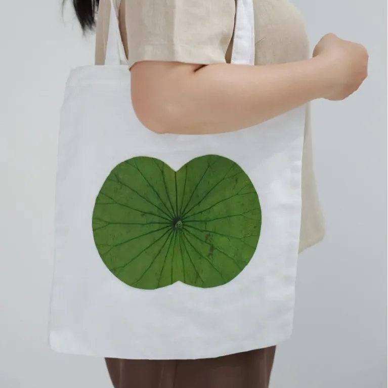 Hộp quà "Ngữ Yên" – set quà từ sen gồm sổ tay và túi tote, ghi dấu ấn từ sản vật quê hương, quà lưu niệm Việt Nam thủ công tinh tế, món quà ý nghĩa cho người nước ngoài.