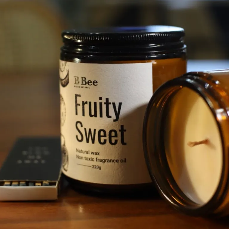 Set Nến Thơm "Fruity Sweet" kèm bộ sticker – quà tặng nến thơm tinh tế giúp thư giãn tối đa với hương ngọt ngào từ sáp thiên nhiên, là lựa chọn hoàn hảo cho món quà sinh nhật đặc biệt.