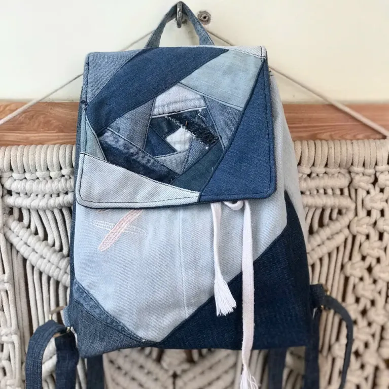 Balo nắp hoa từ jeans tái chế với nét chấm phá tinh tế của thời trang, phụ kiện độc bản làm quà sinh nhật thủ công ý nghĩa.