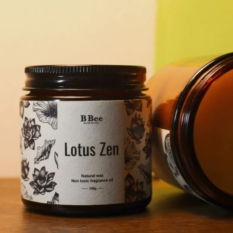 Set Nến Thơm "Lotus Zen" kèm bộ sticker, với hương nhẹ nhàng lan tỏa không gian, nến thơm cao cấp từ thiên nhiên, là quà sinh nhật tinh tế trong hộp quà tặng sang trọng.