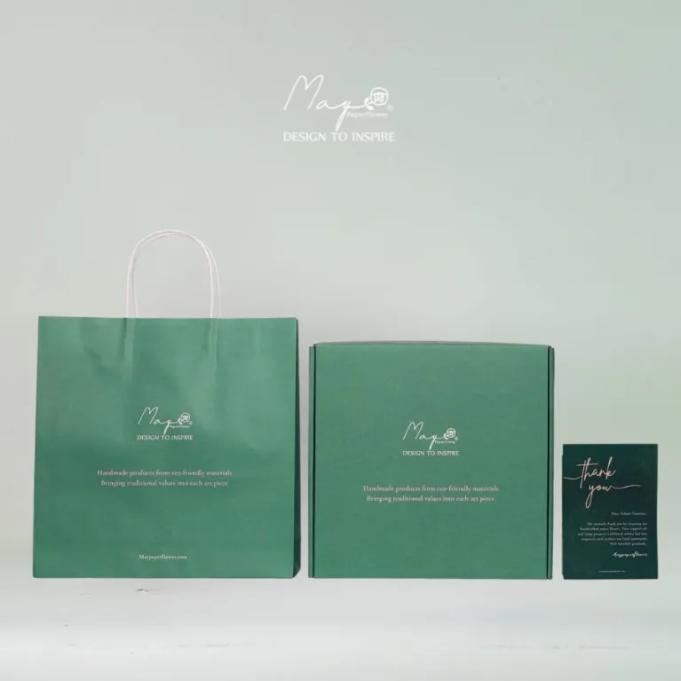 Tranh Sen Bình An kích thước 25 x 25cm là bức tranh hoa giấy thủ công tinh tế, có thể in chữ theo yêu cầu, nhẹ nhàng tô điểm không gian sống và trở thành món quà tân gia hay quà lưu niệm đầy ý nghĩa.