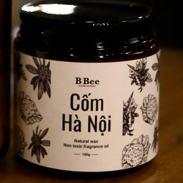 Set Nến Thơm "Cốm Hà Nội" kèm bộ sticker – món quà sinh nhật độc đáo mang đậm dấu ấn Việt Nam, với hương thơm hoài niệm từ sáp thiên nhiên giúp bạn ngược dòng trở về những ký ức dịu dàng