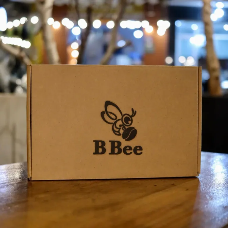 Set Nến Thơm "Cốm Hà Nội" kèm bộ sticker – món quà sinh nhật độc đáo mang đậm dấu ấn Việt Nam, với hương thơm hoài niệm từ sáp thiên nhiên giúp bạn ngược dòng trở về những ký ức dịu dàng