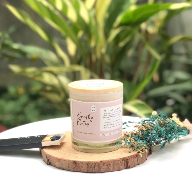 Set Quà Tặng Nến Thơm Hũ Thủy Tinh Màu với hương thơm & thiết kế đầy tinh tế, đi kèm hộp quà tre đan độc đáo và nến thơm tinh dầu cao cấp, là lựa chọn quà sinh nhật ấn tượng cho những ai yêu sự chỉn chu và cảm xúc