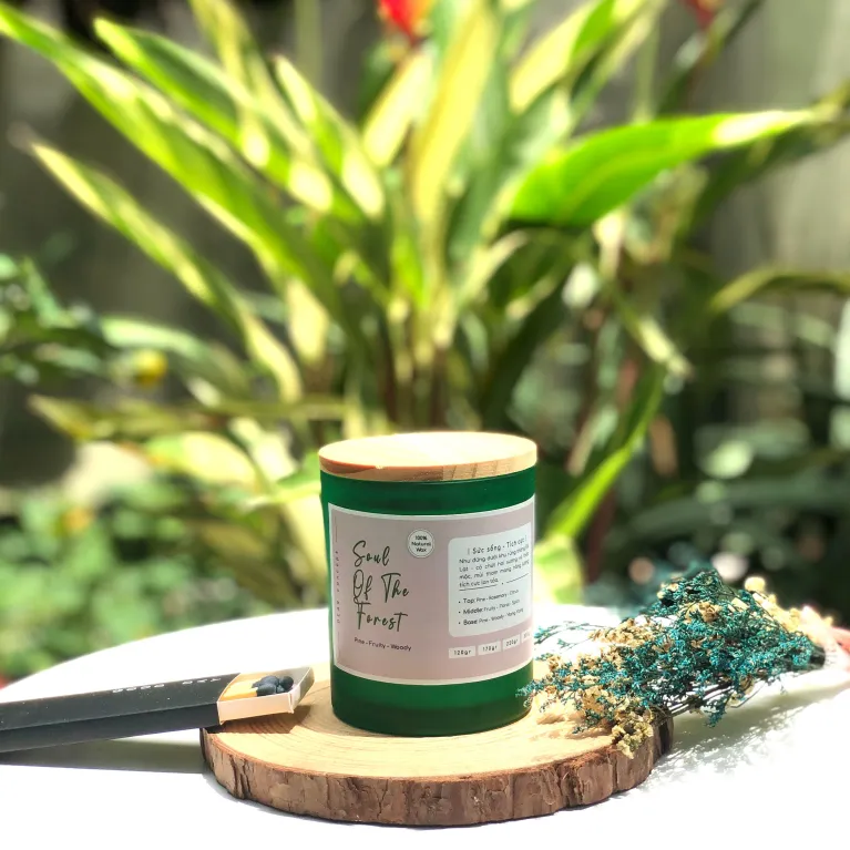 Set Quà Tặng Nến Thơm Hũ Thủy Tinh Màu với hương thơm & thiết kế đầy tinh tế, đi kèm hộp quà tre đan độc đáo và nến thơm tinh dầu cao cấp, là lựa chọn quà sinh nhật ấn tượng cho những ai yêu sự chỉn chu và cảm xúc