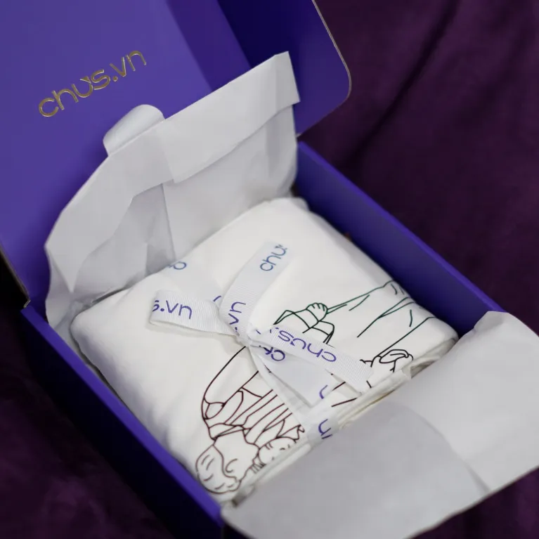 Áo In Theo Yêu Cầu mang đến cơ hội tự do sáng tạo hình ảnh và thông điệp riêng, với các mẫu áo phông in hình, áo thun gia đình chất liệu cao cấp, là lựa chọn lý tưởng cho quà sinh nhật và quà tặng cá nhân hóa.