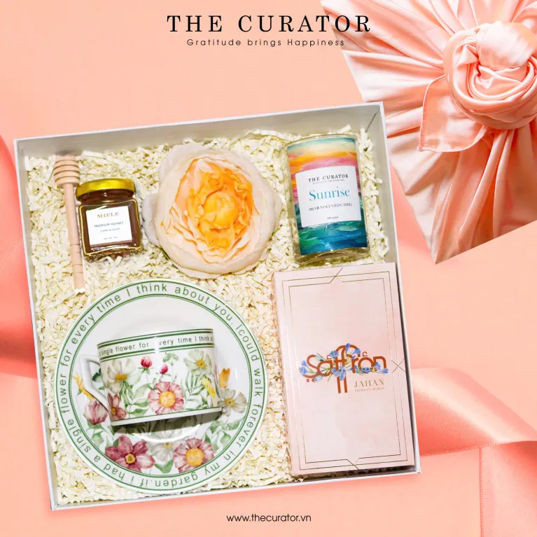 "Beauty Glow" gift box – pink gift for the elegant lady featuring a cup and saucer, saffron, honey, and scented candle, perfect gift for her on Women's Day.
