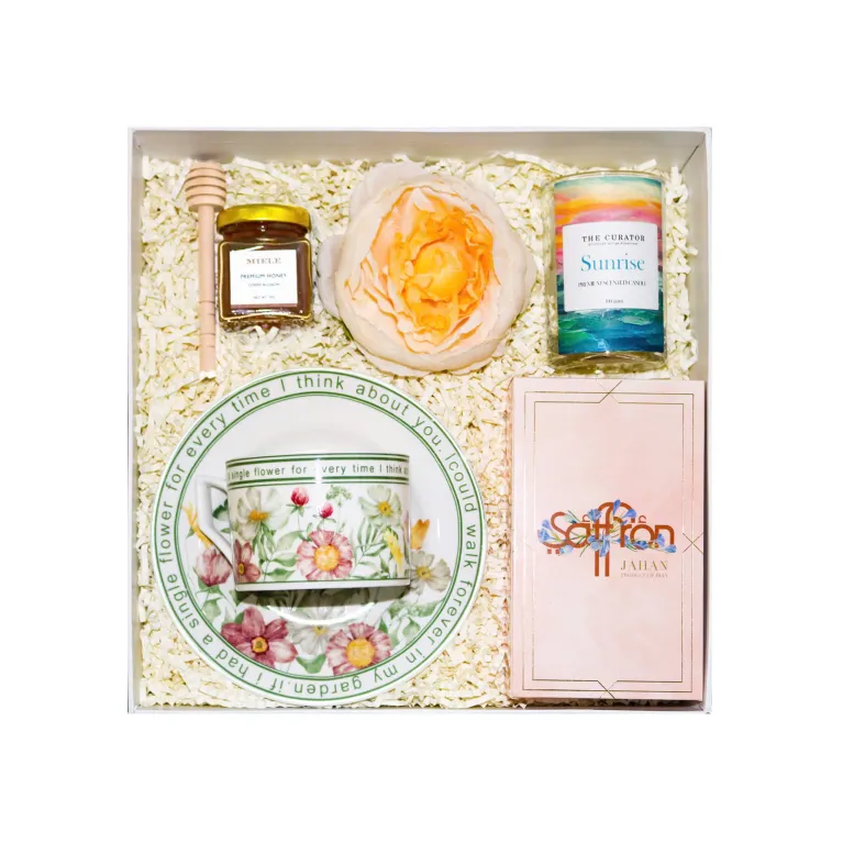 "Beauty Glow" gift box – pink gift for the elegant lady featuring a cup and saucer, saffron, honey, and scented candle, perfect gift for her on Women's Day."Beauty Glow" gift box – pink gift for the elegant lady featuring a cup and saucer, saffron, honey, and scented candle, perfect gift for her on Women's Day.