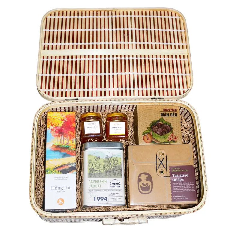 Hộp Quà "Flavors Journey" đưa bạn vào cuộc Khám Phá Vị Ngon Nước Việt thông qua Set Quà Trà Cùng Cà Phê & Các Đặc Sản Việt Nam đặc sắc, là Hộp Quà Đặc Sản và Quà Tặng Cao Cấp Cho Mọi Dịp đáng nhớ.