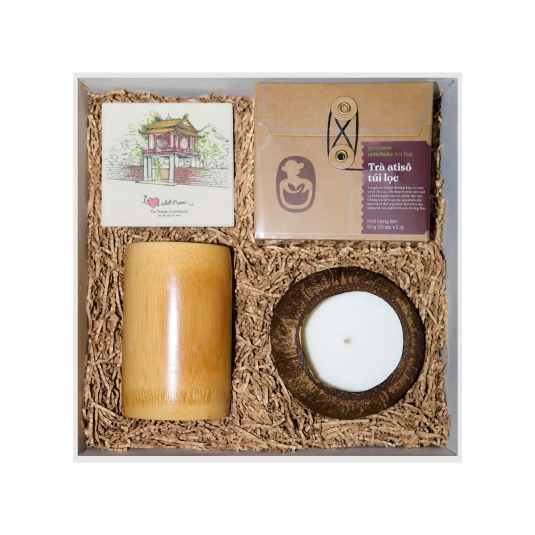 Hộp Quà "Relaxing Memory" giúp Cảm Nhận Hơi Thở Việt Nam qua Set Quà Nến Thơm Dừa Cùng Trà Atiso Kèm Cốc & Lót Ly tinh tế, là Quà Lưu Niệm Việt Nam và Quà Đặc Sản Tinh Tế đầy ý nghĩa.