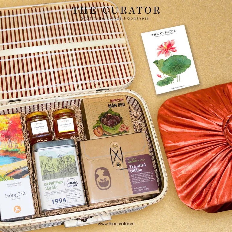 Hộp Quà "Flavors Journey" đưa bạn vào cuộc Khám Phá Vị Ngon Nước Việt thông qua Set Quà Trà Cùng Cà Phê & Các Đặc Sản Việt Nam đặc sắc, là Hộp Quà Đặc Sản và Quà Tặng Cao Cấp Cho Mọi Dịp đáng nhớ.