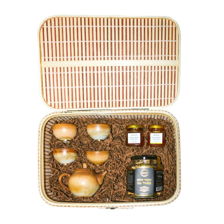 "An Lac" gift box captivates through every detail featuring an elegant brown-themed gift set with a traditional teapot along with premium cordyceps and pure honey, all beautifully presented in a handcrafted bamboo rattan gift box.