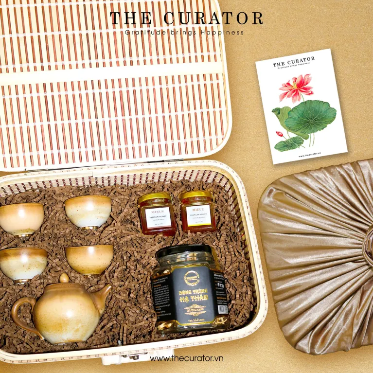 "An Lac" gift box captivates through every detail featuring an elegant brown-themed gift set with a traditional teapot along with premium cordyceps and pure honey, all beautifully presented in a handcrafted bamboo rattan gift box.