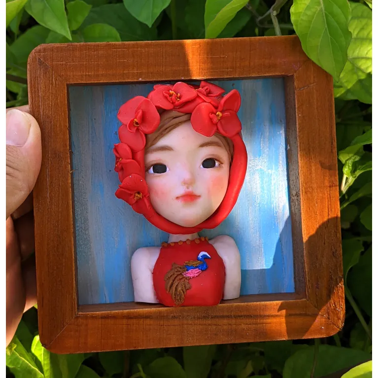Tranh chân dung đất sét theo yêu cầu kích thước 11 x 11cm tái hiện trọn vẹn dấu ấn riêng của người được vẽ, với chất liệu đất sét màu sắc chân thực tinh tế, là món quà tặng cá nhân hóa độc đáo và quà sinh nhật đầy ý nghĩa.