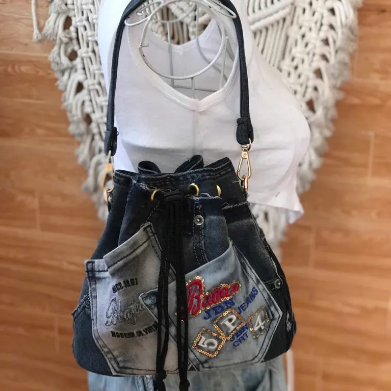 Túi bucket xanh xám từ jeans tái chế với cá tính không giới hạn, túi dây rút vải jeans tái chế là phụ kiện thời trang bền vững và quà tặng thủ công độc đáo