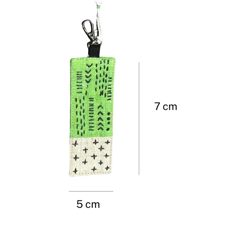 Móc khóa vải hemp thêu tay độc đáo, phụ kiện thủ công tinh tế giúp bạn khẳng định dấu ấn cá nhân và trở thành món quà tặng đầy ấn tượng.