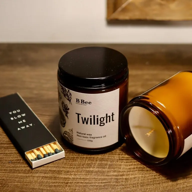 The "Twilight" Scented Candle with Sticker, made from premium natural wax, refreshes with its pure fragrance, making it an exquisite fragrance gift and a perfect birthday gift for someone special.
