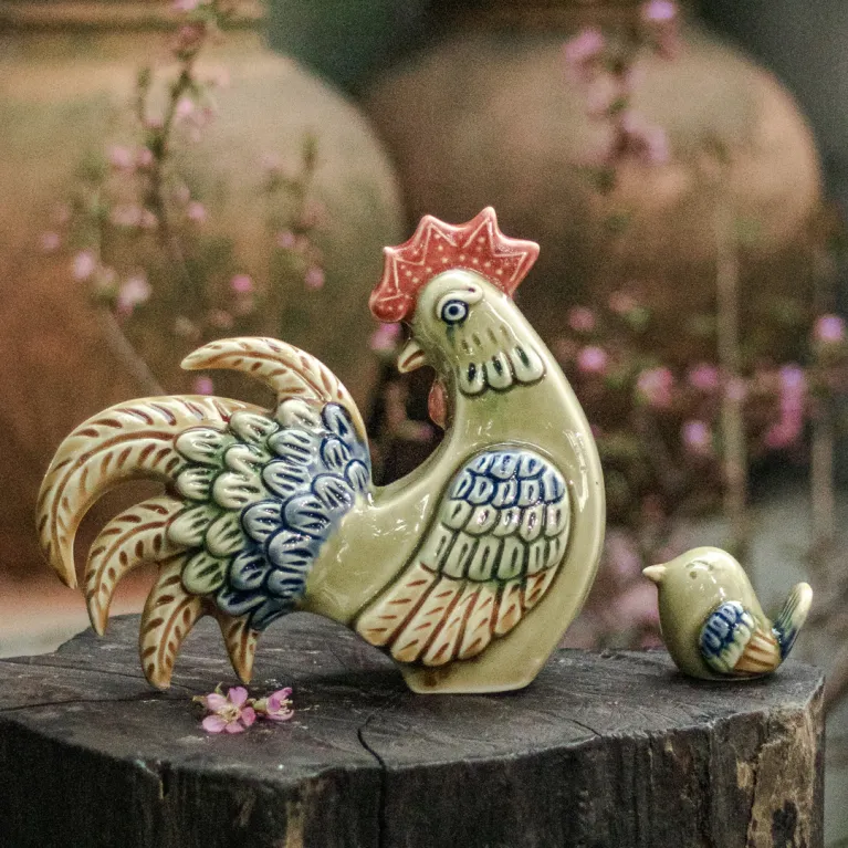 Tượng gốm gà ngũ sắc – tượng gà bằng gốm nghệ thuật mang vượng khí cho không gian sống, tượng sành trang trí nhà, quà tân gia và quà lưu niệm Việt Nam ý nghĩa.