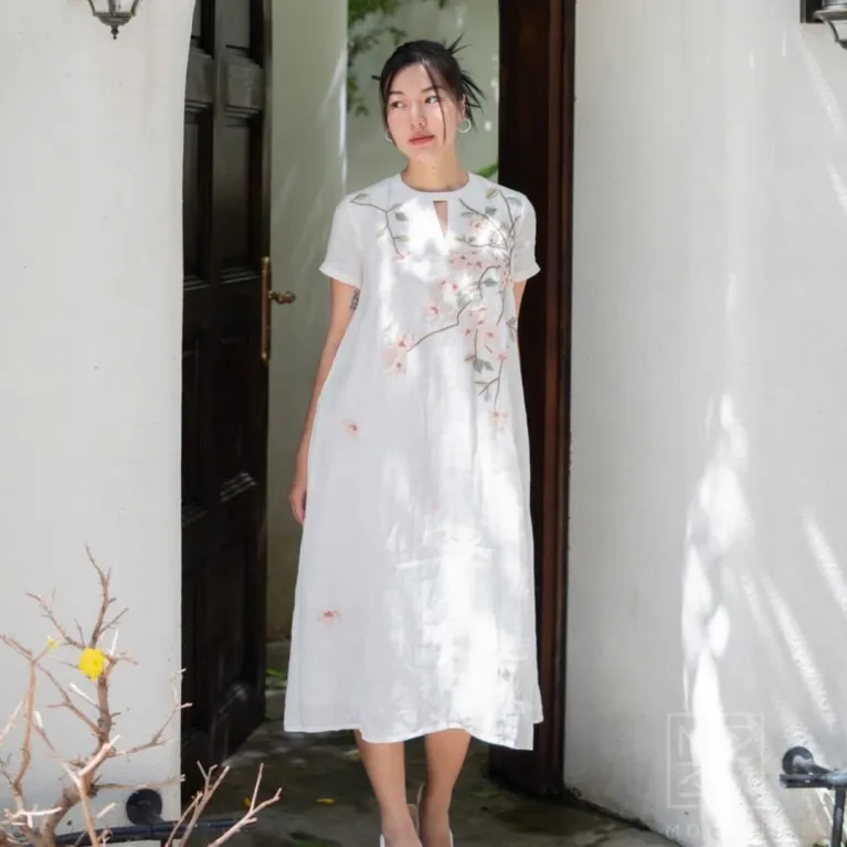 Đầm “Shi” bằng tơ tằm cao cấp, họa tiết hoa nhẹ nhàng, tay áo duyên dáng – tỏa sáng trong từng khung hình. Món quà sinh nhật sang trọng cho nàng hoặc quà tặng ý nghĩa cho bạn gái.