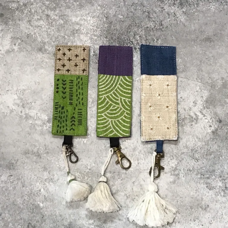 Móc khóa vải hemp thêu tay độc đáo, phụ kiện thủ công tinh tế giúp bạn khẳng định dấu ấn cá nhân và trở thành món quà tặng đầy ấn tượng.