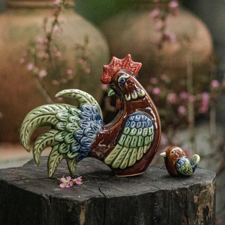 Tượng gốm gà ngũ sắc – tượng gà bằng gốm nghệ thuật mang vượng khí cho không gian sống, tượng sành trang trí nhà, quà tân gia và quà lưu niệm Việt Nam ý nghĩa.