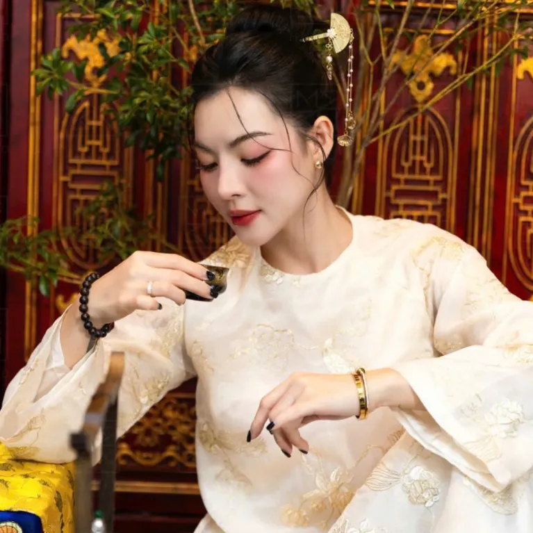 Áo dài vải thêu họa tiết lược tinh tế, tôn lên nét sang trọng của quý cô hiện đại — món quà lưu niệm đậm chất Việt với vẻ đẹp truyền thống.