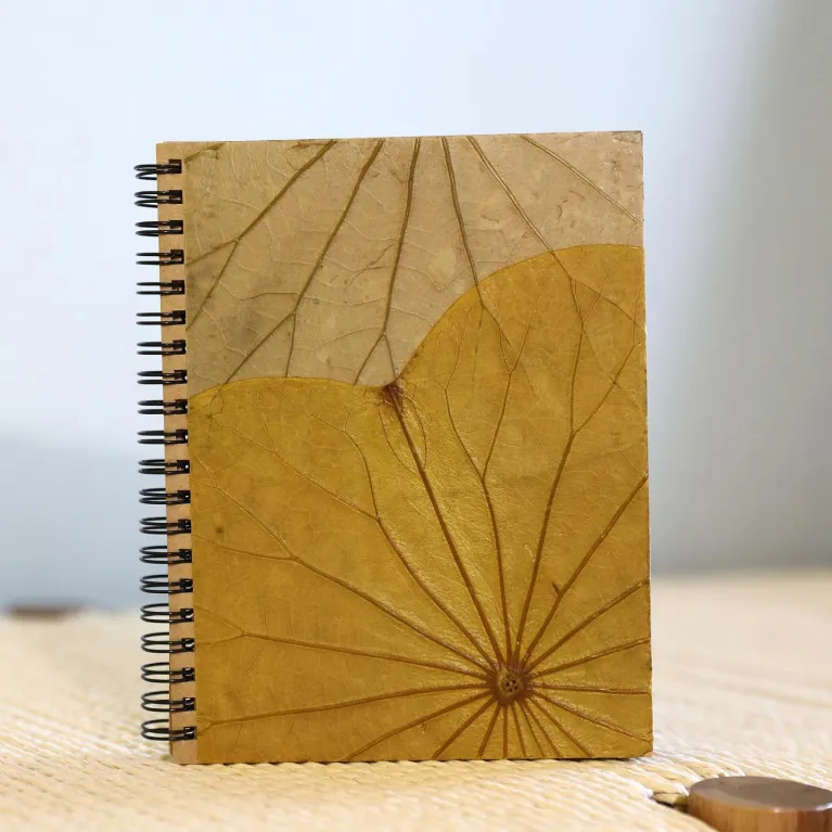 Hộp quà "Ngữ Yên" – set quà từ sen gồm sổ tay và túi tote, ghi dấu ấn từ sản vật quê hương, quà lưu niệm Việt Nam thủ công tinh tế, món quà ý nghĩa cho người nước ngoài.