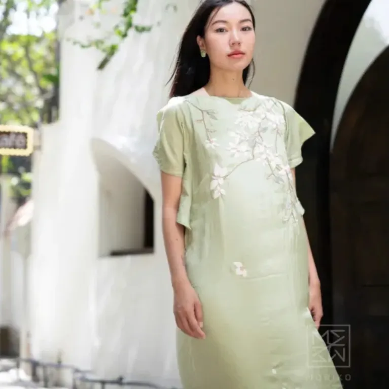 Đầm "Nhã", Nét Đẹp Tinh Khôi Đến Say Đắm, Đầm Tơ Tằm Thêu Hoa Giấy, Đầm Tơ Tầm Cao Cấp, Thời Trang Bền Vững, Quà Sinh Nhật Cho Nữ, Quà Tặng Bạn Gái