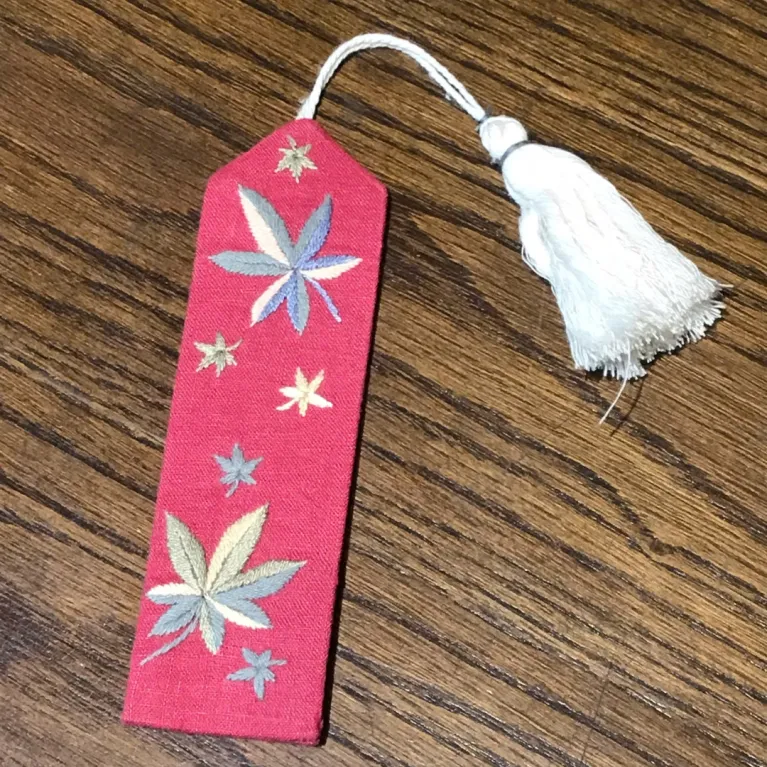 Bookmark thêu tay với họa tiết tinh tế, điểm xuyến nét duyên dáng cho từng trang sách, là món quà thủ công ý nghĩa dành tặng những tâm hồn yêu đọc.