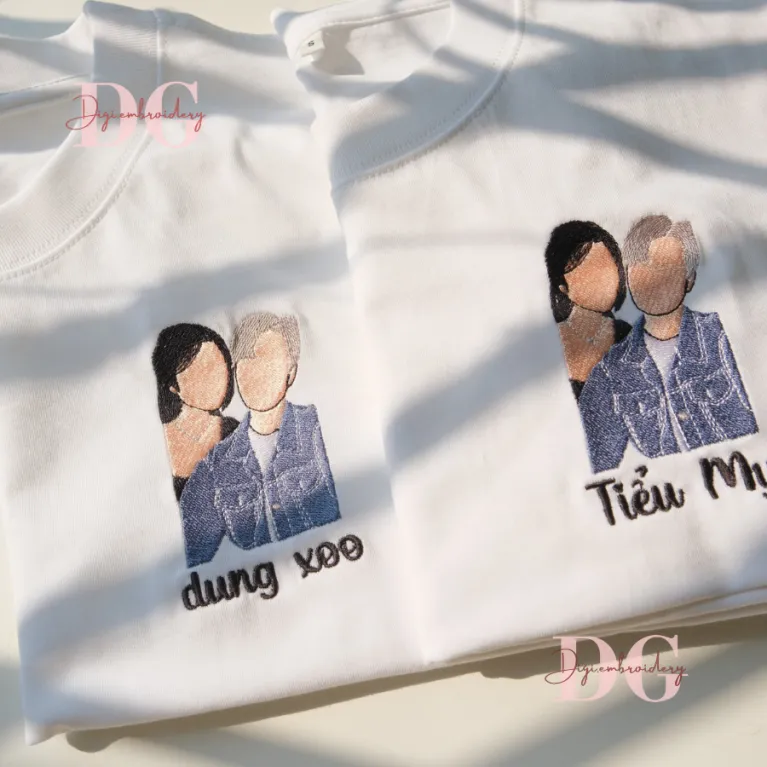 Áo thun thêu theo yêu cầu – nơi cá nhân hóa trở thành nghệ thuật, với tên hoặc hình ảnh yêu thích, biến chiếc áo thành câu chuyện của riêng bạn, món quà tặng đầy ý nghĩa và độc đáo