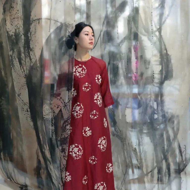 Áo dài thêu hoa tinh tế kết hợp quần ống rộng, mang đến vẻ đẹp thanh tao cho người mặc – trang phục truyền thống Việt Nam, món quà lưu niệm ý nghĩa dành cho phái nữ