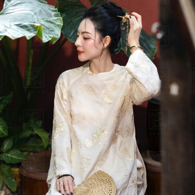 Áo dài vải thêu họa tiết lược tinh tế, tôn lên nét sang trọng của quý cô hiện đại — món quà lưu niệm đậm chất Việt với vẻ đẹp truyền thống.