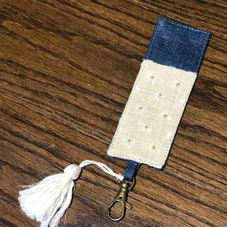 Móc khóa vải hemp thêu tay độc đáo, phụ kiện thủ công tinh tế giúp bạn khẳng định dấu ấn cá nhân và trở thành món quà tặng đầy ấn tượng.