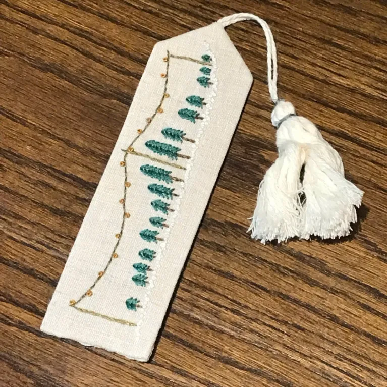 Bookmark thêu tay với họa tiết tinh tế, điểm xuyến nét duyên dáng cho từng trang sách, là món quà thủ công ý nghĩa dành tặng những tâm hồn yêu đọc.Bookmark thêu tay với họa tiết tinh tế, điểm xuyến nét duyên dáng cho từng trang sách, là món quà thủ công ý nghĩa dành tặng những tâm hồn yêu đọc.