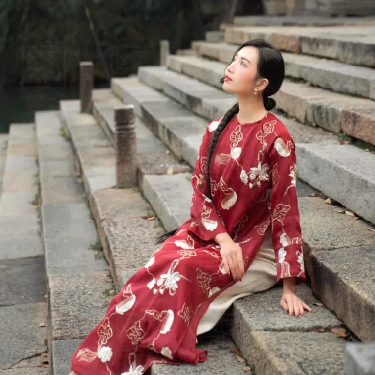 Áo dài vải thêu họa tiết lược tinh tế, tôn lên nét sang trọng của quý cô hiện đại — món quà lưu niệm đậm chất Việt với vẻ đẹp truyền thống.