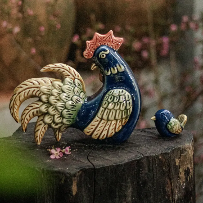 Tượng gốm gà ngũ sắc – tượng gà bằng gốm nghệ thuật mang vượng khí cho không gian sống, tượng sành trang trí nhà, quà tân gia và quà lưu niệm Việt Nam ý nghĩa.