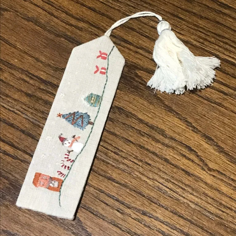 Bookmark thêu tay với họa tiết tinh tế, điểm xuyến nét duyên dáng cho từng trang sách, là món quà thủ công ý nghĩa dành tặng những tâm hồn yêu đọc.
