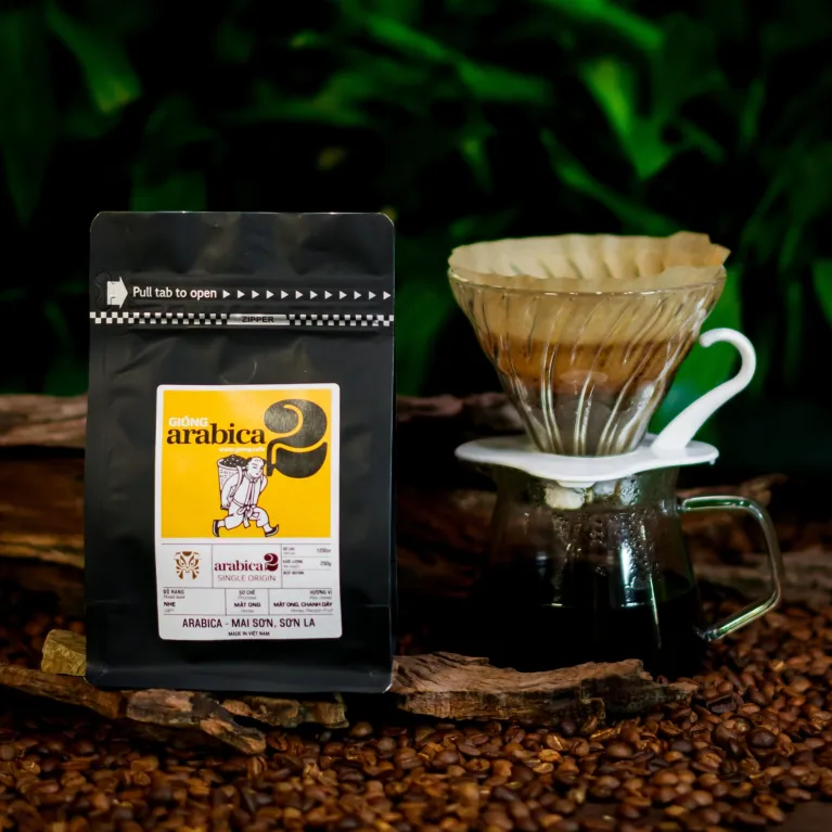Arabica 2 là cà phê Arabica Mai Sơn nguyên chất 100%, đậm vị mật ong và chanh dây, thơm lừng, đậm đà, là món quà tinh tế mang đậm bản sắc cà phê sạch Việt Nam.