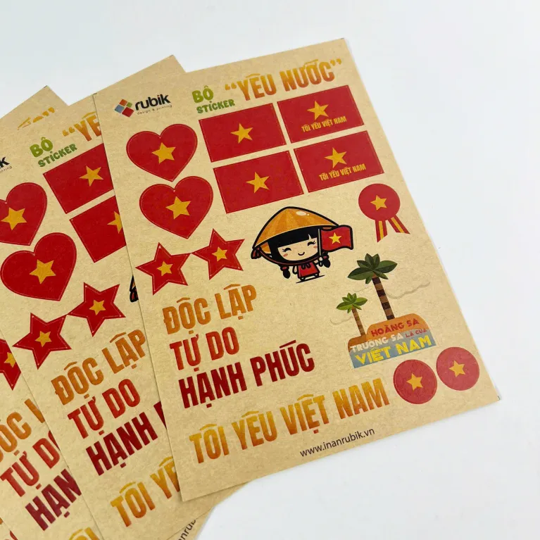 Bộ sticker "Yêu Nước" gồm 30 hình dán giấy kraft, là món quà lưu niệm Việt Nam nhỏ xinh giúp bạn mang tình yêu dân tộc đi khắp nơi và trang trí sổ tay thêm sinh động.