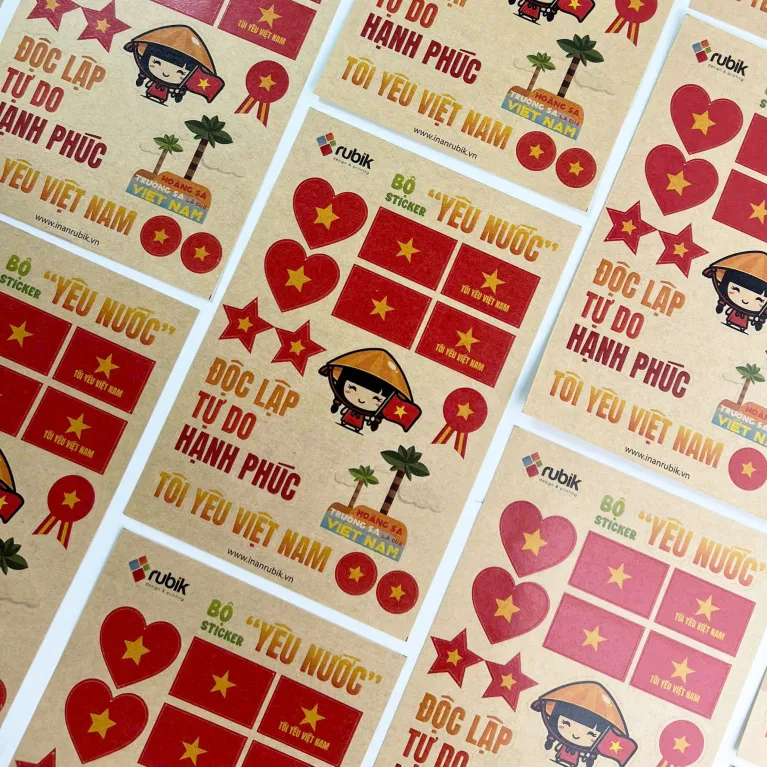 Bộ sticker "Yêu Nước" gồm 30 hình dán giấy kraft, là món quà lưu niệm Việt Nam nhỏ xinh giúp bạn mang tình yêu dân tộc đi khắp nơi và trang trí sổ tay thêm sinh động.