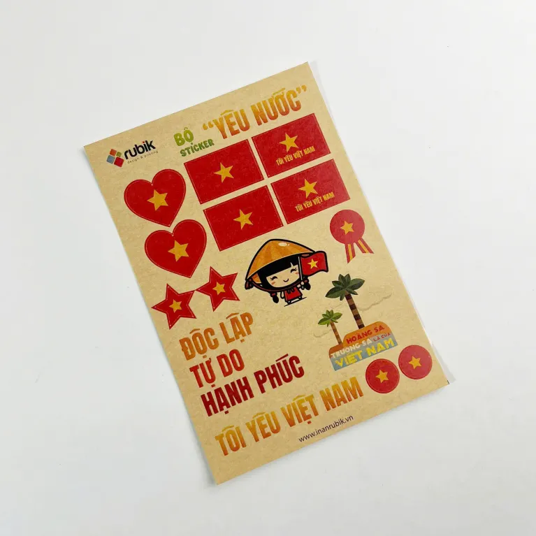 Bộ sticker "Yêu Nước" gồm 30 hình dán giấy kraft, là món quà lưu niệm Việt Nam nhỏ xinh giúp bạn mang tình yêu dân tộc đi khắp nơi và trang trí sổ tay thêm sinh động.