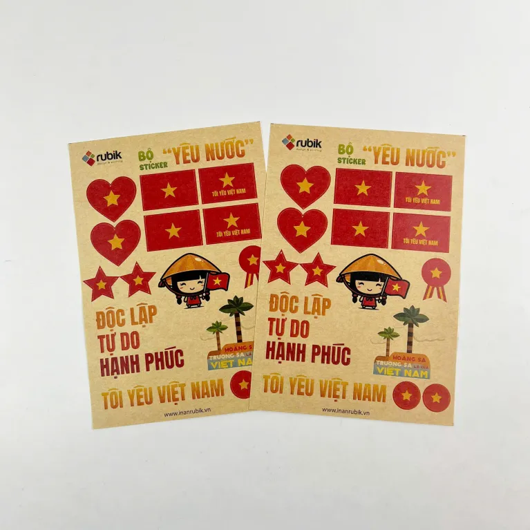 Bộ sticker "Yêu Nước" gồm 30 hình dán giấy kraft, là món quà lưu niệm Việt Nam nhỏ xinh giúp bạn mang tình yêu dân tộc đi khắp nơi và trang trí sổ tay thêm sinh động.