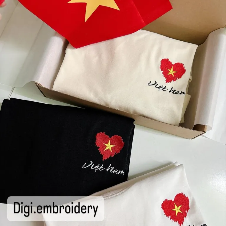 Áo Thêu Cờ Việt Nam Kèm Tên Theo Yêu Cầu là món quà tặng cá nhân hóa tuyệt vời sẽ là lựa chọn hoàn hảo cho những ai yêu thích Áo Thun Thêu Quốc Kì và muốn sở hữu Quà Lưu Niệm Việt Nam đặc biệt.