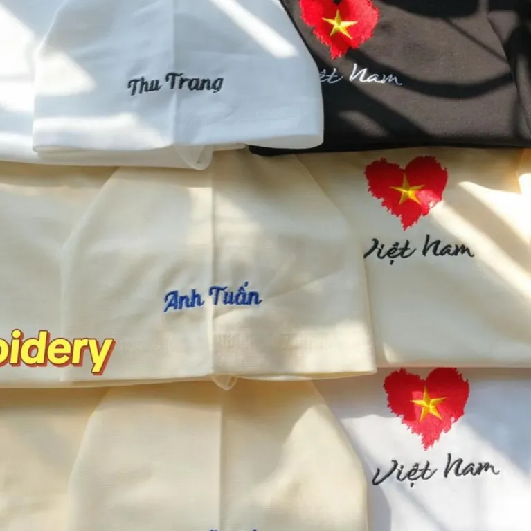 Áo Thêu Cờ Việt Nam Kèm Tên Theo Yêu Cầu là món quà tặng cá nhân hóa tuyệt vời sẽ là lựa chọn hoàn hảo cho những ai yêu thích Áo Thun Thêu Quốc Kì và muốn sở hữu Quà Lưu Niệm Việt Nam đặc biệt.