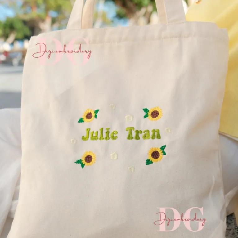 Túi tote thêu tên theo yêu cầu kèm họa tiết hoa hướng dương tạo nên phong cách rạng rỡ từng phút giây, được làm từ chất liệu canvas bền đẹp, là phụ kiện cá nhân hóa độc đáo và món quà sinh nhật ý nghĩa đầy sáng tạo.