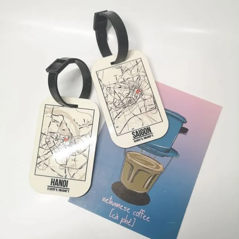 Thẻ hành lý du lịch in hình địa danh Việt Nam ghi dấu những hành trình đầy cảm xúc, là thẻ gắn valy tiện dụng hoặc charm túi xách thời trang với phụ kiện độc đáo, tạo nên món quà lưu niệm Việt Nam ý nghĩa.