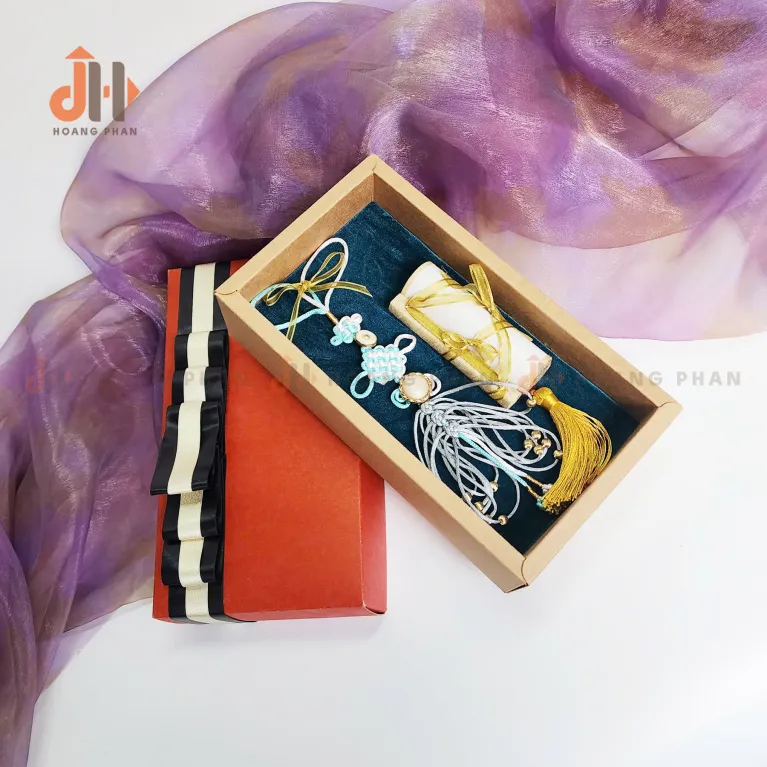 Set quà "Định Duyên" phiên bản "Bích Chu" mang nguồn năng lượng của sự bền vững, là lễ vật đính ước ý nghĩa với phụ kiện trang trí phong thủy tinh tế, thể hiện nét đẹp quà lưu niệm Việt Nam