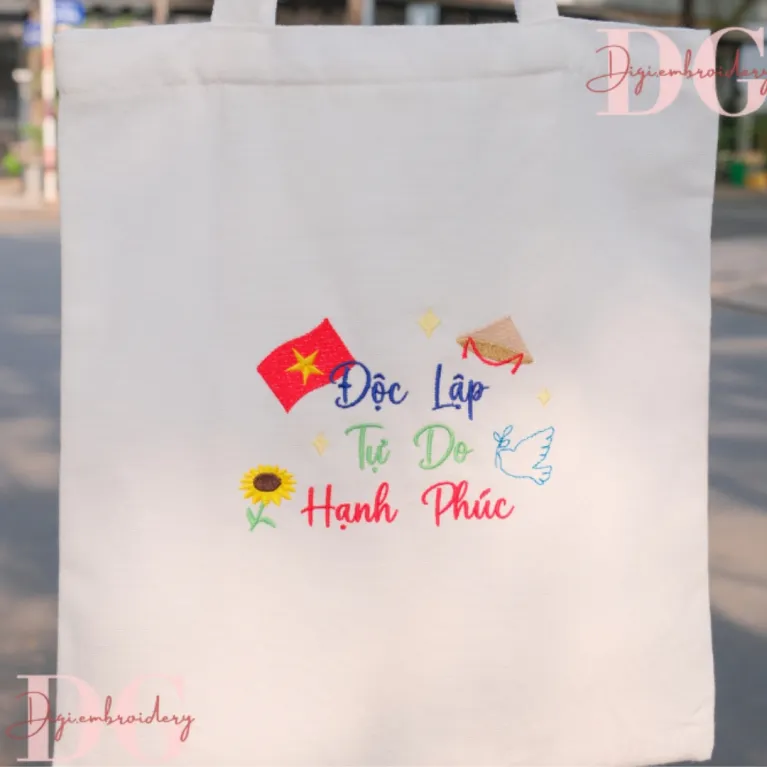 Túi tote thêu "Độc Lập Tự Do Hạnh Phúc" kèm tên cá nhân trên quai túi giúp bạn mang tình yêu nước đi khắp nơi, với thiết kế có khóa kéo tiện lợi tạo nên món quà tặng cá nhân hóa ý nghĩa.
