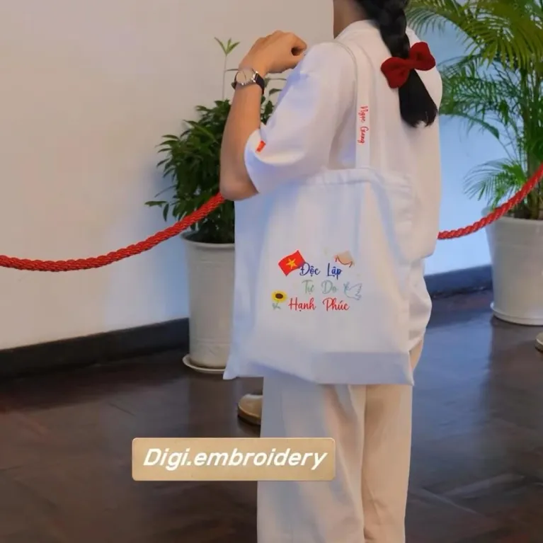 Túi tote thêu "Độc Lập Tự Do Hạnh Phúc" kèm tên cá nhân trên quai túi giúp bạn mang tình yêu nước đi khắp nơi, với thiết kế có khóa kéo tiện lợi tạo nên món quà tặng cá nhân hóa ý nghĩa.