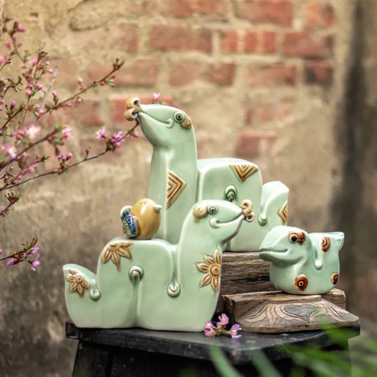 Bộ ba tượng gia đình rắn vuông gốm sứ tôn vinh hình tượng linh thiêng bao đời, kết hợp giữa nghệ thuật gốm truyền thống và biểu tượng văn hóa Việt Nam, tạo nên món quà tân gia ý nghĩa và quà lưu niệm độc đáo đậm chất Việt.